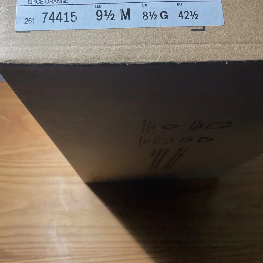 *Brand New* Men's Clark’s Chukka Moccasin Boots in size 9.5